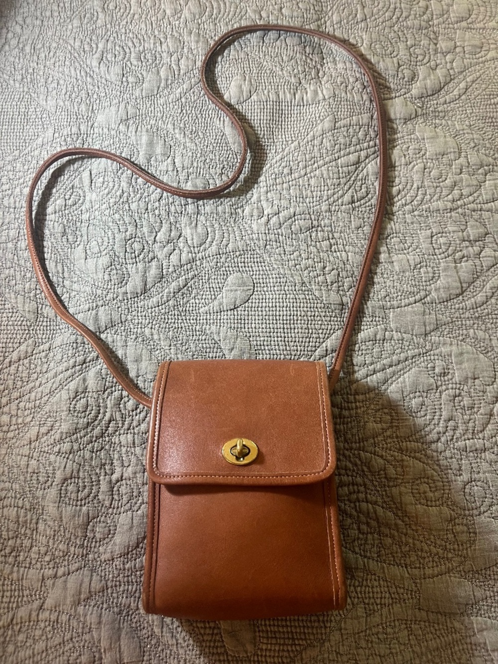 Vintage Coach Legacy Scooter 9893 Tan Brass Kiss Lock Leather Bag with No Tag